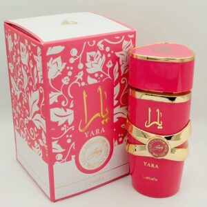 عطر **يارا** هو عطر ساحر يجسد الأنوثة والرقي في زجاجة أنيقة. يتميز هذا العطر بمزيج متناغم من النفحات الزهرية والفواكه، حيث تفتتح رائحته بنكهات الفراولة واليوسفي الطازجة، مما يضفي شعورًا بالانتعاش والحيوية. في قلب العطر، تزدهر أزهار الفاوانيا والياسمين، لتمنحك إحساسًا بالرقة والنعومة. أما قاعدة العطر فتتكون من المسك الأبيض وخشب الصندل، مما يضفي لمسة دافئة ومغرية تدوم لساعات طويلة.