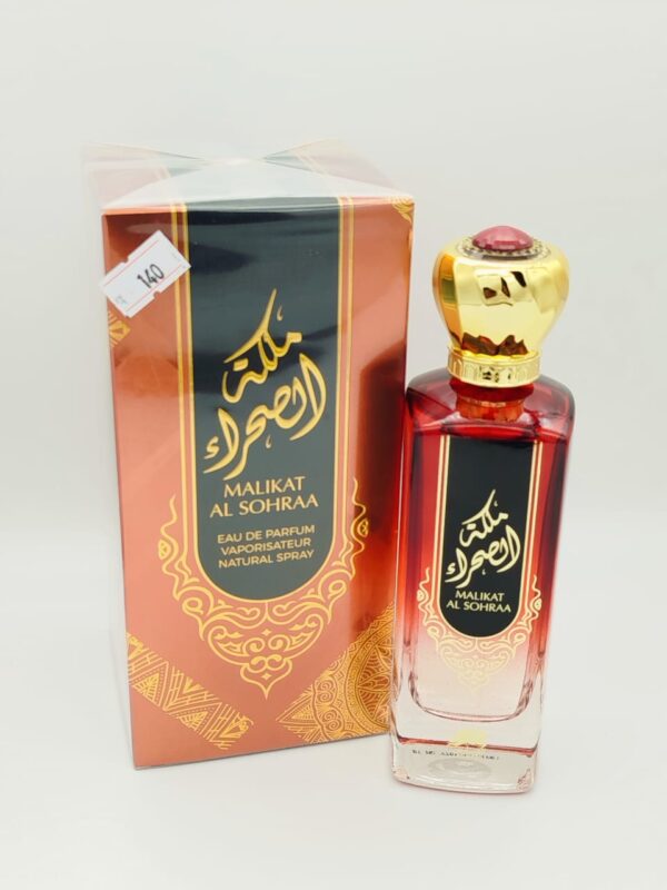 يأخذك عطر "ملكة الصحراء" في رحلة ساحرة عبر رمال الصحراء الذهبية، ليغمر حواسك بجو من الفخامة والغموض. تبدأ رائحته بمقدمة منعشة من البرغموت والنعناع، لتمنحك إحساسًا بالانتعاش والنقاء. مع مرور الوقت، تتفتح الروائح الوسطى من الياسمين والمسك الأبيض، مما يضفي لمسة من الرقة والجاذبية. وفي النهاية، تنكشف القاعدة الدافئة والمغناطيسية من خشب الأرز والعنبر، التي تمنحك شعورًا بالقوة والأنوثة في آن واحد.