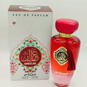 عطر غوزلان الفاخر ينقلك إلى عالم من الفخامة والتفرد منذ اللحظة الأولى. يتألف من مزيج مدهش من المكونات الطبيعية التي تمنحك شعورًا بالانتعاش والدفء في آن واحد. يبدأ العطر بمقدمة منعشة من البرغموت والليمون التي تعطي إحساسًا بالنقاء والحيوية. مع مرور الوقت، تظهر الروائح الوسطى من الزهور النقية والفواكه الطازجة، مما يضفي لمسة من الأنثوية والجاذبية. بينما تستقر القاعدة على نفحات غنية من خشب الصندل والمسك، مما يترك أثراً عميقًا وأنيقًا يدوم طويلاً.