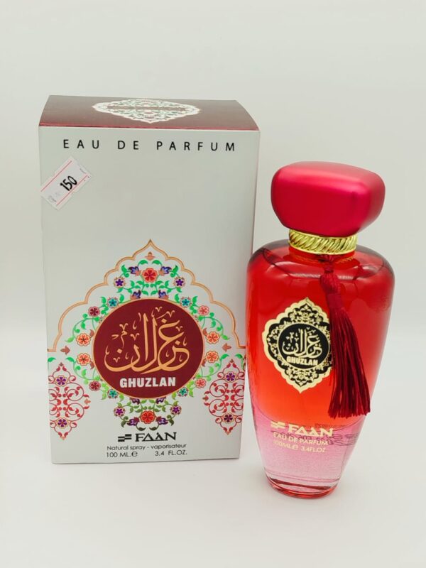 عطر غوزلان الفاخر ينقلك إلى عالم من الفخامة والتفرد منذ اللحظة الأولى. يتألف من مزيج مدهش من المكونات الطبيعية التي تمنحك شعورًا بالانتعاش والدفء في آن واحد. يبدأ العطر بمقدمة منعشة من البرغموت والليمون التي تعطي إحساسًا بالنقاء والحيوية. مع مرور الوقت، تظهر الروائح الوسطى من الزهور النقية والفواكه الطازجة، مما يضفي لمسة من الأنثوية والجاذبية. بينما تستقر القاعدة على نفحات غنية من خشب الصندل والمسك، مما يترك أثراً عميقًا وأنيقًا يدوم طويلاً.