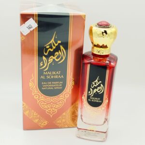 يأخذك عطر "ملكة الصحراء" في رحلة ساحرة عبر رمال الصحراء الذهبية، ليغمر حواسك بجو من الفخامة والغموض. تبدأ رائحته بمقدمة منعشة من البرغموت والنعناع، لتمنحك إحساسًا بالانتعاش والنقاء. مع مرور الوقت، تتفتح الروائح الوسطى من الياسمين والمسك الأبيض، مما يضفي لمسة من الرقة والجاذبية. وفي النهاية، تنكشف القاعدة الدافئة والمغناطيسية من خشب الأرز والعنبر، التي تمنحك شعورًا بالقوة والأنوثة في آن واحد.