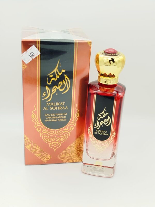 يأخذك عطر "ملكة الصحراء" في رحلة ساحرة عبر رمال الصحراء الذهبية، ليغمر حواسك بجو من الفخامة والغموض. تبدأ رائحته بمقدمة منعشة من البرغموت والنعناع، لتمنحك إحساسًا بالانتعاش والنقاء. مع مرور الوقت، تتفتح الروائح الوسطى من الياسمين والمسك الأبيض، مما يضفي لمسة من الرقة والجاذبية. وفي النهاية، تنكشف القاعدة الدافئة والمغناطيسية من خشب الأرز والعنبر، التي تمنحك شعورًا بالقوة والأنوثة في آن واحد.