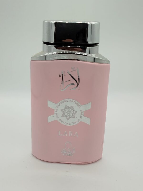 استمتع بتجربة عطرية فريدة مع عطر "LARA"، العطر الذي يجسد الأناقة والجاذبية في كل نفحة.