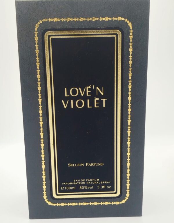 عطر "Love'n Violet" من "SELLION PARFUMS" - عطرٌ يجسد الحب والأنوثة انغمسي في عالم ساحر من الرومانسية والجمال مع عطر "Love'n Violet" من "SELLION PARFUMS"، العطر الذي يجسد أروع معاني الحب والأنوثة في كل نفحة. ميزات فريدة: مزيج عطري فريد: "Love'n Violet" يقدم مزيجًا فريدًا من المكونات العطرية الفاخرة، يفتتح بنفحات منعشة من الحمضيات والتوابل، ثم يتطور إلى قلب العطر الذي يزخر بالورود والبنفسج، ليختتم بقاعدة دافئة وغنية من العنبر والمسك. تركيز عالٍ: عطر "أو دو بارفان" بتركيز عالٍ يضمن ثباتًا يدوم طويلاً وفوحانًا يملأ الأجواء. تصميم أنيق: زجاجة عطر أنيقة وجذابة، تعكس فخامة العطر وتجعله إضافة مميزة إلى مجموعتك. هدية مثالية: عطر "Love'n Violet" هو الهدية المثالية للمرأة العصرية التي تقدر الأناقة والتميز. لا تترددي في اقتناء هذا العطر الفريد لتتألقي بإطلالة عطرية ساحرة تدوم طويلاً.