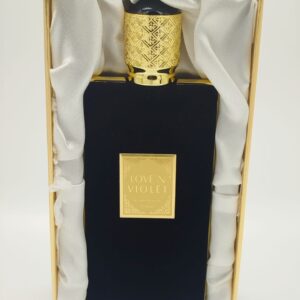 استمتع بتجربة عطرية فريدة تأسر الحواس مع عطر "Luxury Velvet Intensely" من "SELLION PARFUMS"، العطر الذي يجسد الفخامة والجاذبية في كل نفحة.