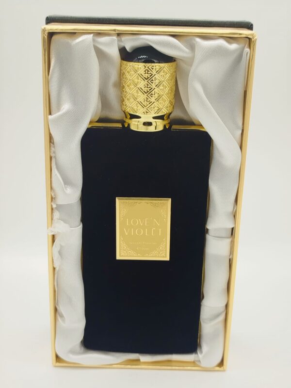 استمتع بتجربة عطرية فريدة تأسر الحواس مع عطر "Luxury Velvet Intensely" من "SELLION PARFUMS"، العطر الذي يجسد الفخامة والجاذبية في كل نفحة.