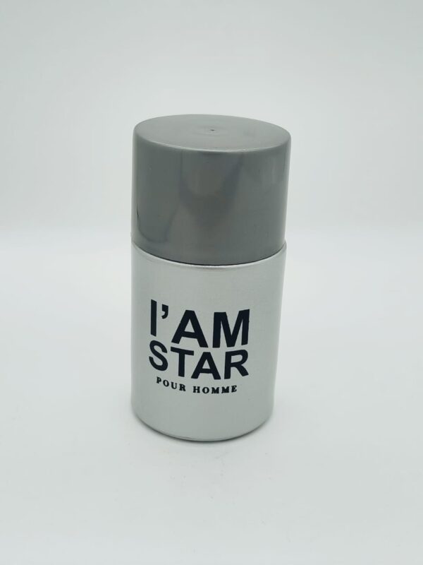 انطلق في رحلةٍ عطريةٍ لا تُنسى مع عطر "I'AM STAR Pour Homme"، العطر الذي يجسد جوهر الأناقة والرّجولة العصرية. مزيجٌ فريدٌ من النفحات العطرية، يخلق هالةً من الجاذبية والثقة لا تقاوم.