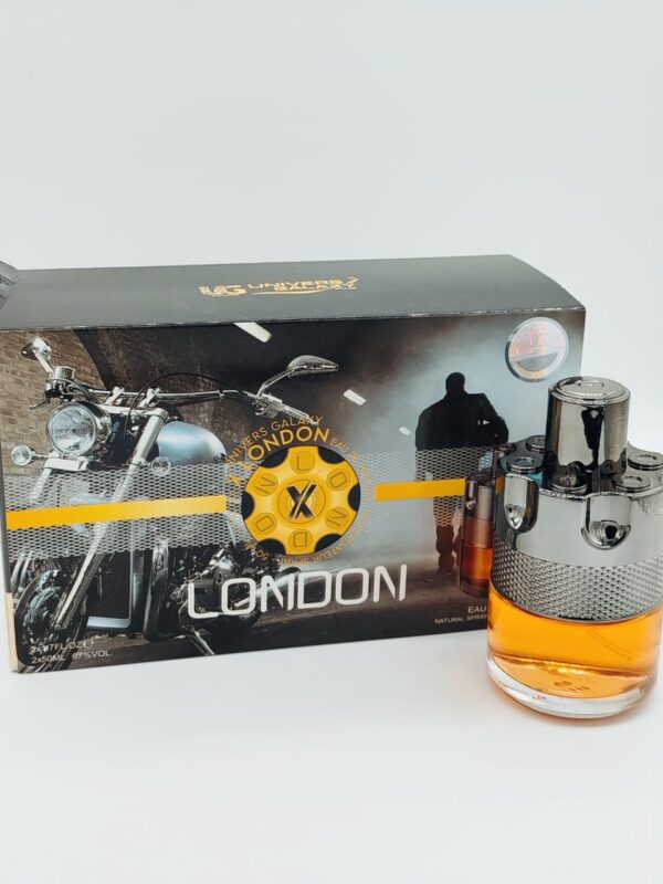 انطلق في رحلةٍ عطريةٍ لاكتشاف آفاقٍ جديدةٍ مع عطر Vers Galaxy London، العطر الذي يجسد روح المغامرة والانطلاق العصري. مزيجٌ فريدٌ من النفحات العطرية، يأخذك في رحلةٍ إلى عالمٍ من الإثارة والتشويق. مكونات العطر: مقدمة العطر: مزيجٌ منعشٌ من الحمضيات والتوابل، يضفي لمسةً من الحيوية والانتعاش. قلب العطر: نفحاتٌ دافئةٌ من الأخشاب والعنبر، تزيد العطر رجولةً وجاذبيةً. قاعدة العطر: مزيجٌ غنيٌ من المسك والفانيليا، يمنح العطر عمقًا وثباتًا يدوم طويلاً. مميزات العطر: رائحةٌ فريدةٌ: تجمع بين الانتعاش والدفء، وتناسب الرجل العصري الذي يبحث عن التميز. ثباتٌ عالٍ: يدوم لساعاتٍ طويلةٍ، ويترك انطباعًا لا يُنسى. مناسب لجميع المناسبات: يمكن استخدامه في المناسبات الرسمية وغير الرسمية. هدية مثالية: يعتبر هديةً فاخرةً ومميزةً للرجل الذي يحب المغامرة. Vers Galaxy London ليس مجرد عطر، إنه تعبير عن شخصيتك الجذابة. اقتني الآن عطر Vers Galaxy London، واستمتع بتجربةٍ عطريةٍ لا مثيل لها.