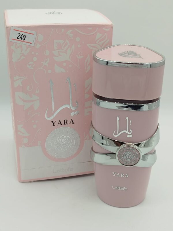 استمتعي بتجربة عطرية ساحرة تأسر الحواس مع عطر "Yara" من لطافة. هذا العطر الأنثوي الفريد يجمع بين سحر الأنوثة وجاذبية العطور الشرقية، ليعكس شخصيتكِ الجريئة والمميزة.