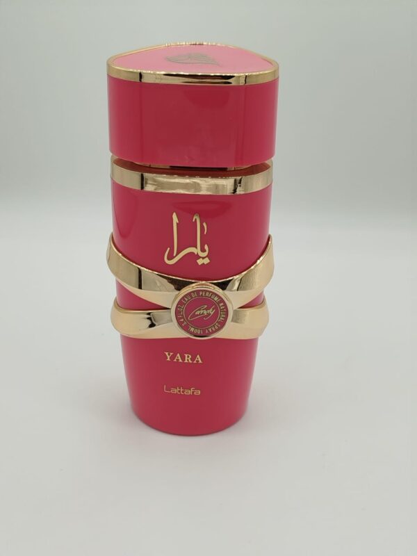 استمتعي بتجربة عطرية ساحرة تأسر الحواس مع عطر "Yara" من لطافة. هذا العطر الأنثوي الفريد يجمع بين سحر الأنوثة وجاذبية العطور الشرقية، ليعكس شخصيتكِ الجريئة والمميزة. مزيج عطري فريد: يتميز عطر "Yara" بمزيج عطري فريد يجمع بين نفحات الأزهار الفاتنة والتوابل الدافئة، مع لمسة من المسك والعنبر لتضفي إحساسًا بالجاذبية والغموض. هدية مثالية: يُعتبر عطر "Yara" هدية مثالية للمرأة العصرية التي تبحث عن التميز والتفرد. سواء كانت صديقة، حبيبة، أو حتى لنفسكِ، هذا العطر سيكون إضافة رائعة لمجموعة عطورها. تصميم أنيق: يأتي العطر في زجاجة أنيقة وجذابة، مما يجعلها هدية مثالية ومناسبة لجميع المناسبات. لا تفوتي فرصة الحصول على هذا العطر المميز! اطلبي الآن واستمتعي بإطلالة عطرية لا تُنسى.