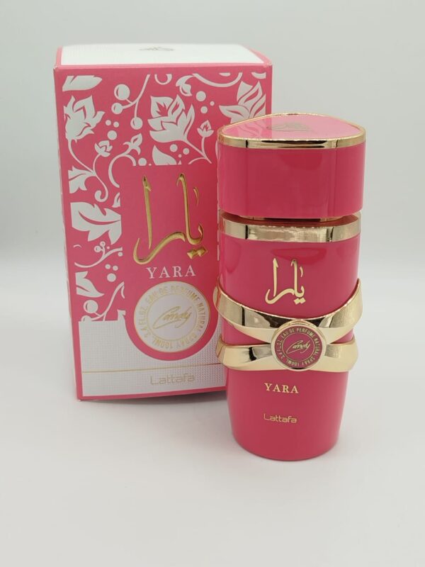 استمتعي بتجربة عطرية ساحرة تأسر الحواس مع عطر "Yara" من لطافة. هذا العطر الأنثوي الفريد يجمع بين سحر الأنوثة وجاذبية العطور الشرقية، ليعكس شخصيتكِ الجريئة والمميزة.