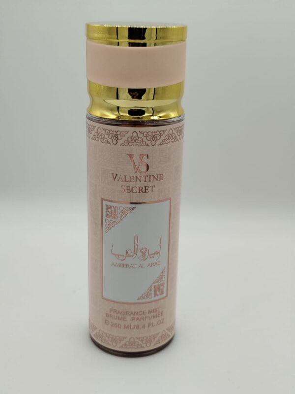 استمتعي بتجربة عطرية ساحرة تأسر الحواس مع عطر "Valentine Secret - Ameerat Al Arab". هذا العطر الأنثوي الراقي يجمع بين سحر الأنوثة وجاذبية العطور الشرقية، ليعكس شخصيتكِ الملكية والمميزة.