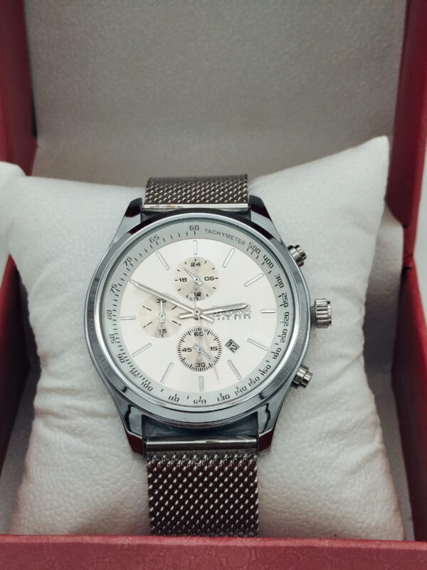 اجمع بين الأداء العملي والأناقة العصرية مع ساعة Curren Tachymeter، المصممة للرجل الذي يقدّر الدقة والأسلوب الراقي. بلمساتها الرياضية وتفاصيلها الراقية، ستكون هذه الساعة رفيقك المثالي في جميع المناسبات.