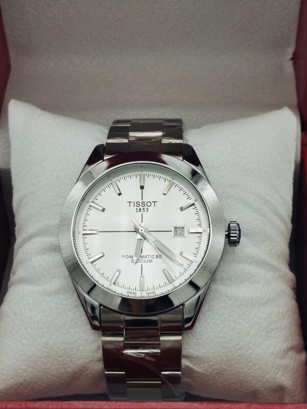 ارتقِ بأسلوبك مع ساعة Tissot Gentleman Powermatic 80 Silicium، حيث يجتمع التصميم الكلاسيكي مع أحدث تقنيات صناعة الساعات السويسرية. إنها الرفيق المثالي للرجل العصري الذي يبحث عن التميز في كل تفصيلة.