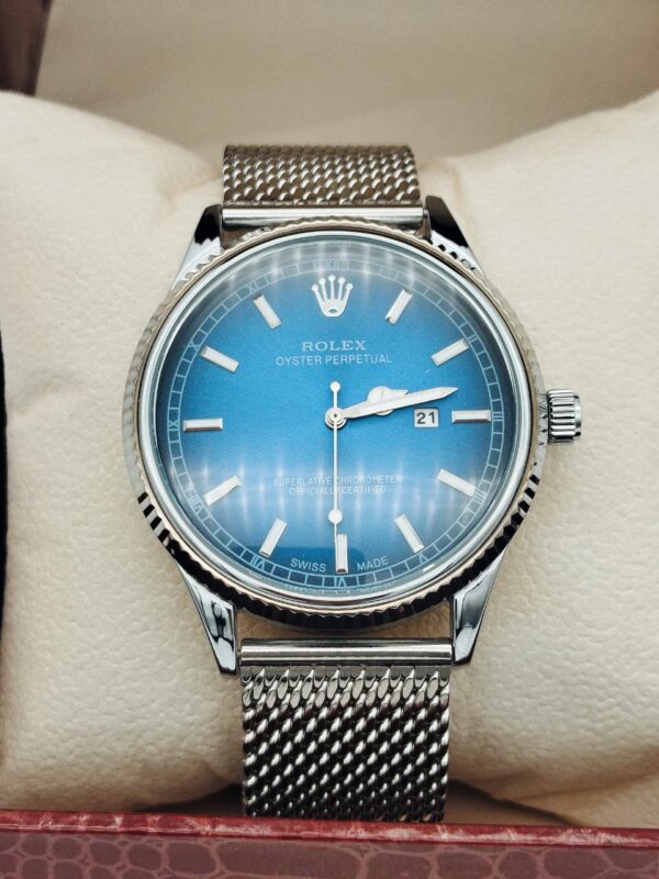 هل تحلم بساعة Rolex أصلية تضفي لمسة من الفخامة والأناقة على مظهرك؟ إليك ساعة Rolex Oyster Perpetual للرجال، تحفة فنية تلائم الرجل العصري الذي يسعى للتميّز.