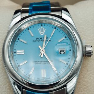 هل تبحث عن ساعة تجمع بين الأناقة الكلاسيكية والتكنولوجيا المتطورة؟ ساعة Rolex Oyster Perpetual هي الخيار المثالي. صُممت هذه الساعة لتكون أكثر من مجرد أداة لقياس الوقت؛ إنها قطعة فنية تمزج بين التصميم الأيقوني والتفاصيل الدقيقة التي تعكس الجودة السويسرية والفخامة.